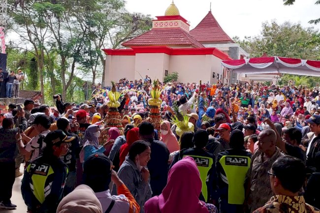 1.000 Ketupat Ludes dalam Sekejap dalam Grebeg Syawalan 2023