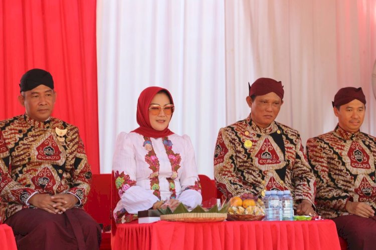 Masyarakat Klaten Tumplek Blek Menyaksikan Klaten Lurik Carnival