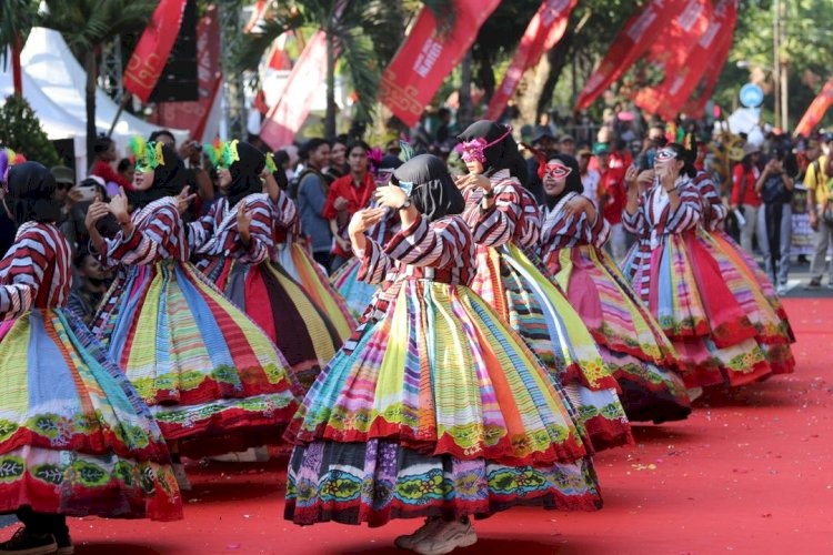 Masyarakat Klaten Tumplek Blek Menyaksikan Klaten Lurik Carnival