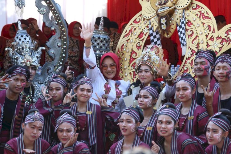 Masyarakat Klaten Tumplek Blek Menyaksikan Klaten Lurik Carnival