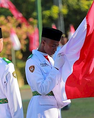 Yoga Hardaya Mengukuhkan Paskibraka Klaten Tahun 2023 